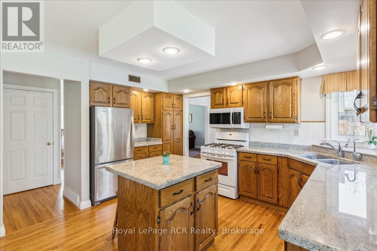 












174 FOREST HILL DRIVE

,
Georgian Bluffs,




Ontario
N4K5N6

