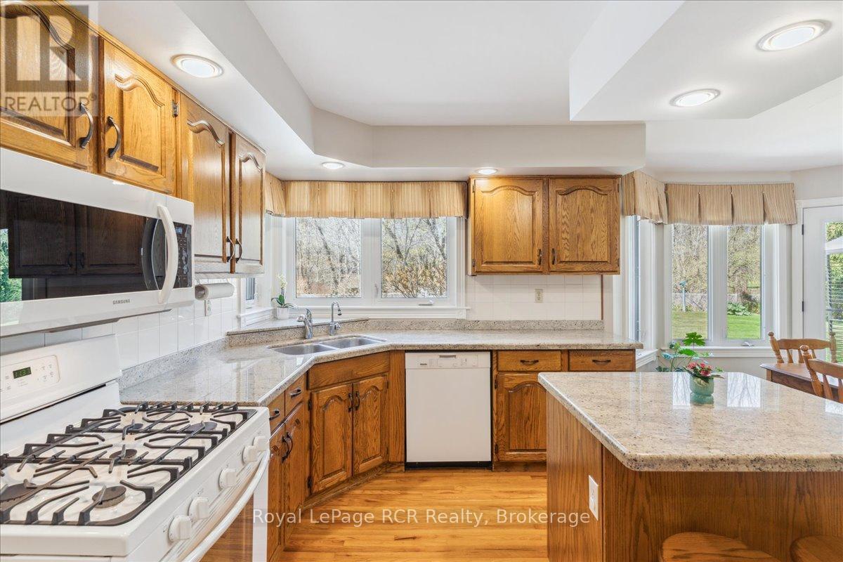 












174 FOREST HILL DRIVE

,
Georgian Bluffs,




Ontario
N4K5N6

