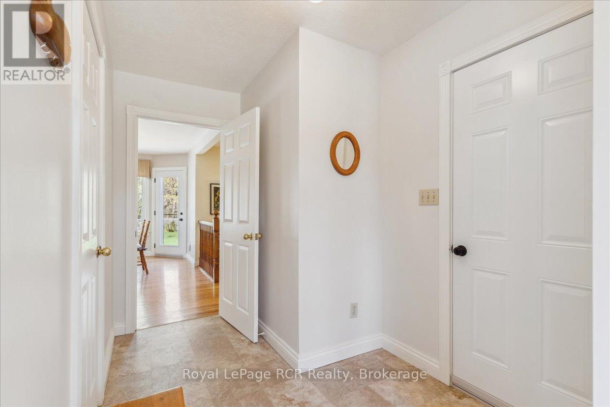 












174 FOREST HILL DRIVE

,
Georgian Bluffs,




Ontario
N4K5N6

