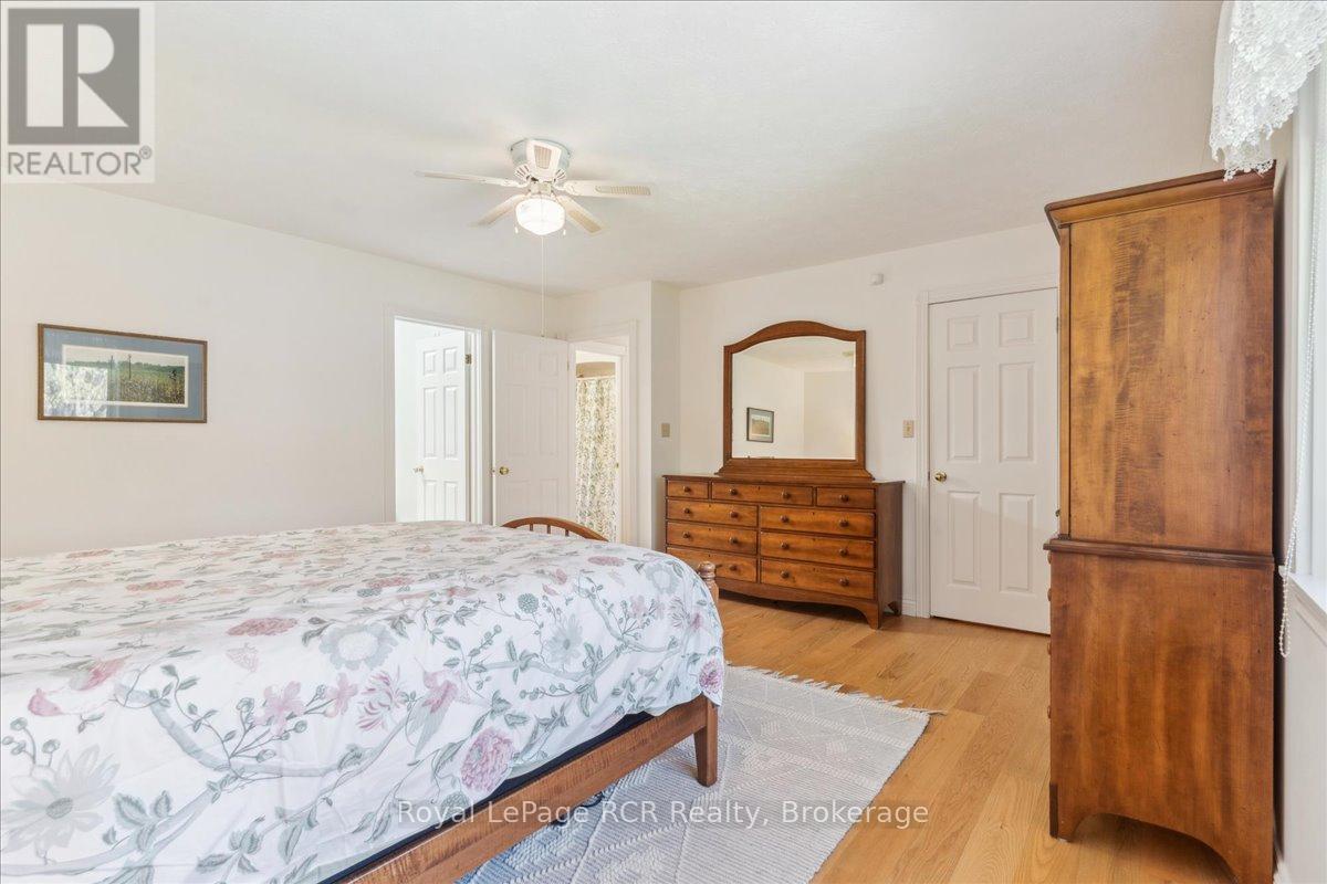 












174 FOREST HILL DRIVE

,
Georgian Bluffs,




Ontario
N4K5N6


