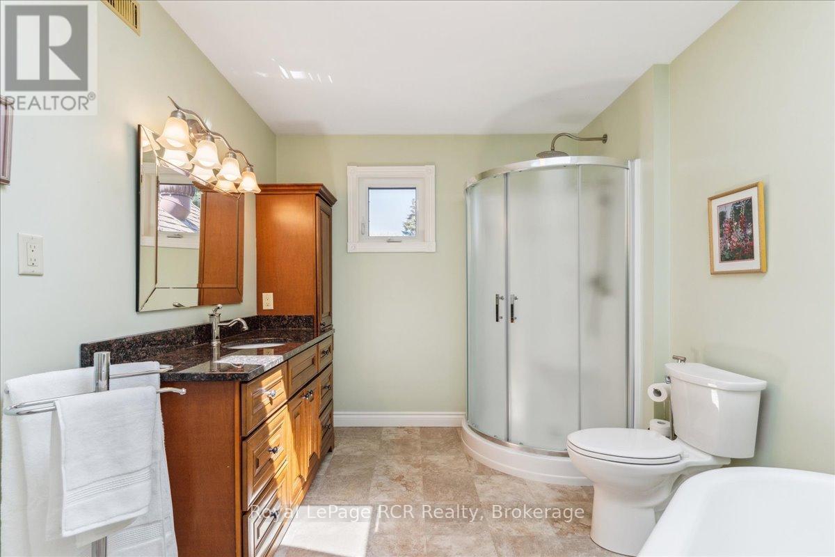 












174 FOREST HILL DRIVE

,
Georgian Bluffs,




Ontario
N4K5N6

