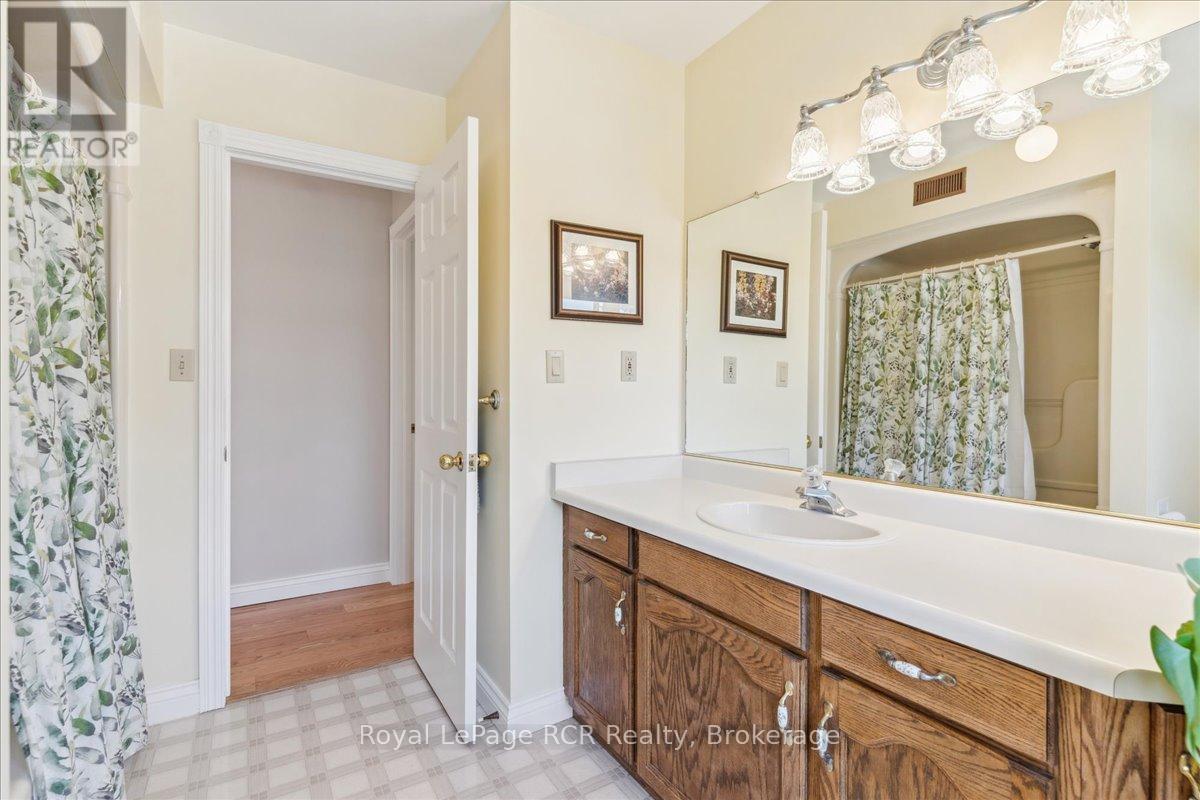 












174 FOREST HILL DRIVE

,
Georgian Bluffs,




Ontario
N4K5N6

