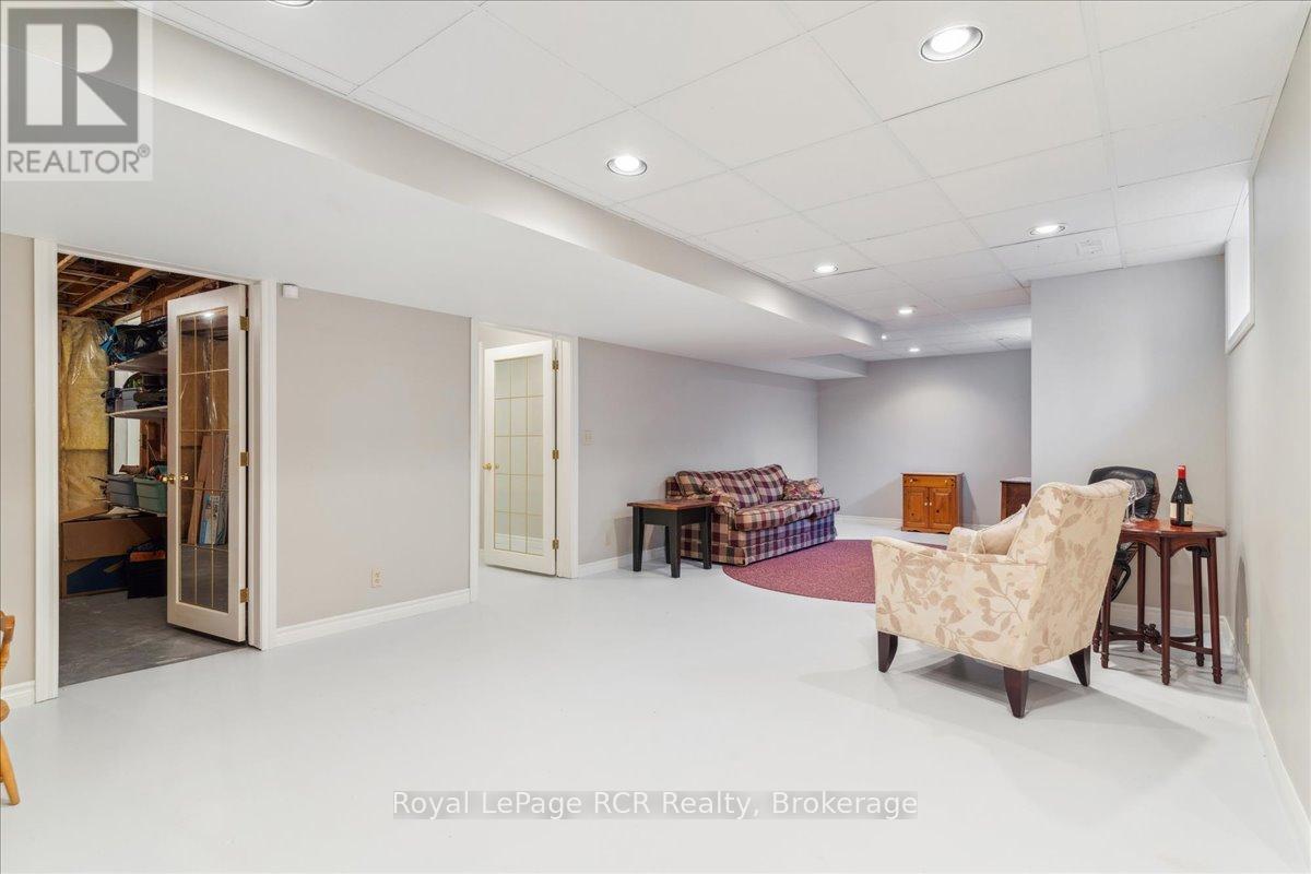 












174 FOREST HILL DRIVE

,
Georgian Bluffs,




Ontario
N4K5N6

