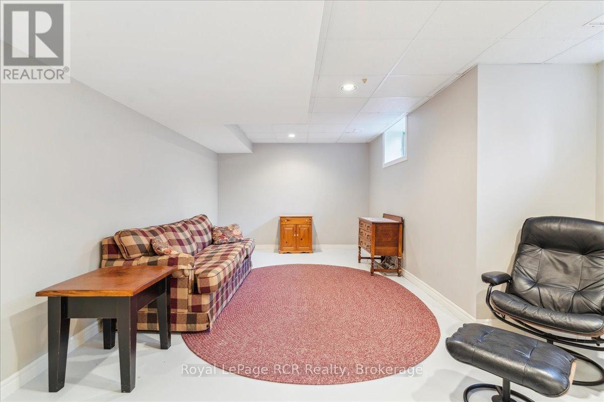 












174 FOREST HILL DRIVE

,
Georgian Bluffs,




Ontario
N4K5N6

