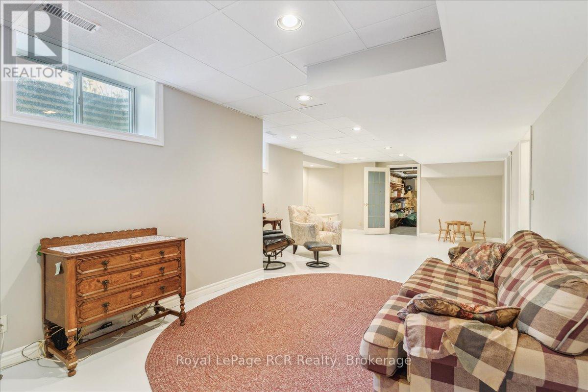 












174 FOREST HILL DRIVE

,
Georgian Bluffs,




Ontario
N4K5N6

