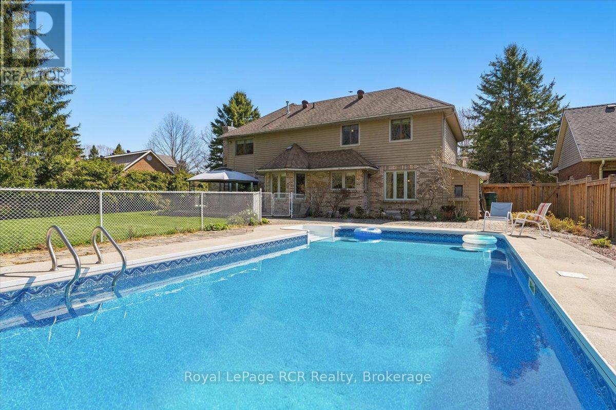 












174 FOREST HILL DRIVE

,
Georgian Bluffs,




Ontario
N4K5N6

