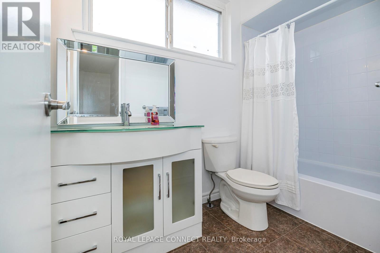 












35 - 925 BAYLY STREET

,
Pickering,




Ontario
L1W1L4

