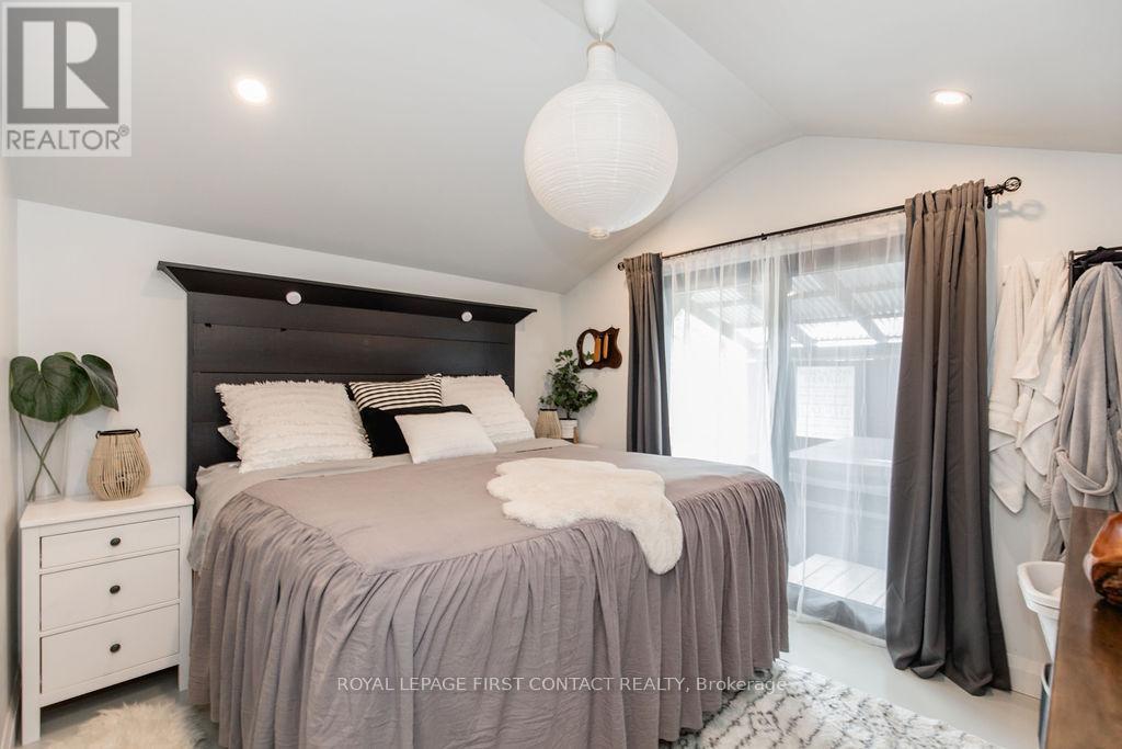 












1370 KILLARNEY BEACH ROAD

,
Innisfil,




Ontario
L0L1W0

