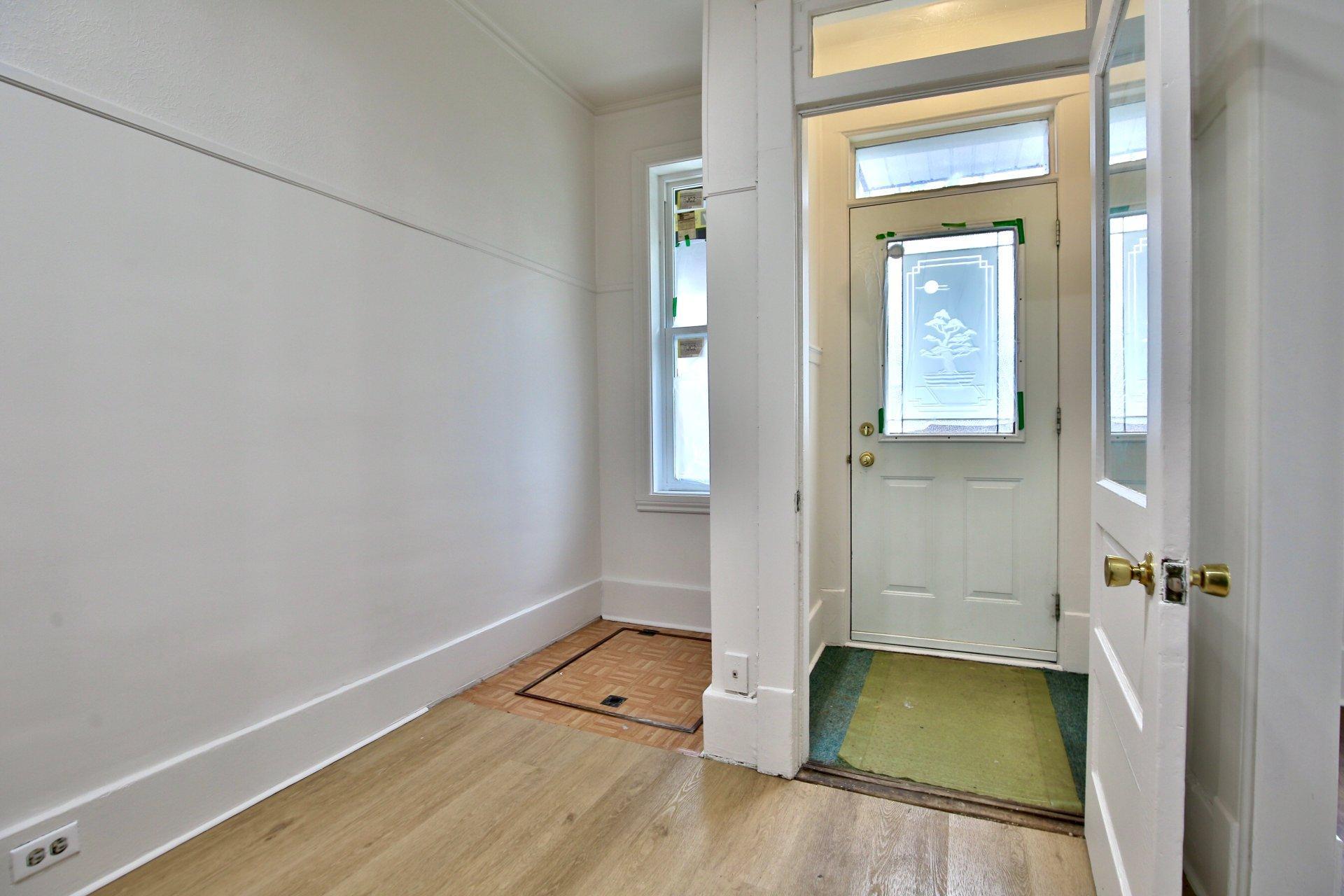 









5493

 - 5497


9e Avenue

,
Montréal (Rosemont/La Petite-Patrie),




QC
H1Y2J2

