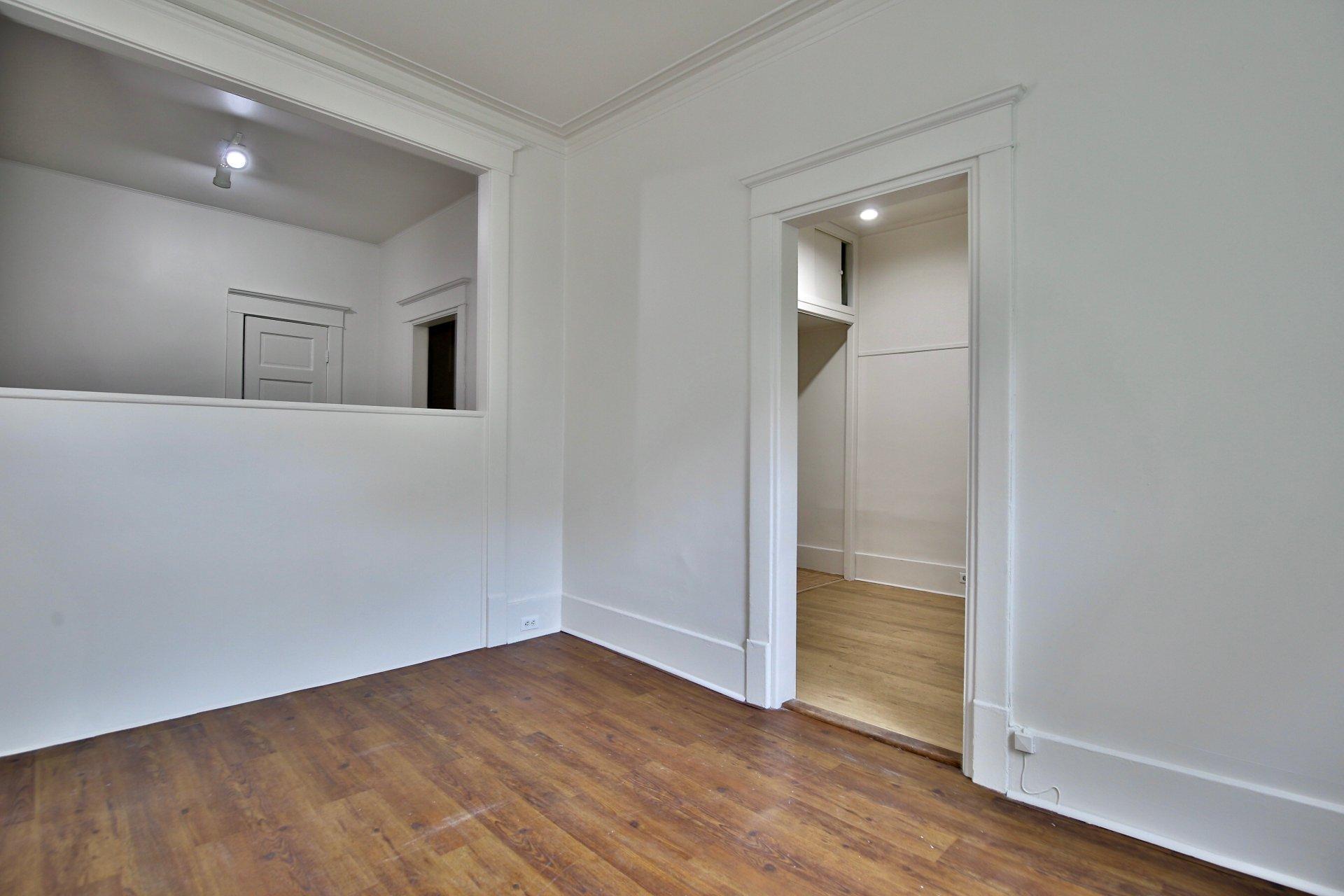









5493

 - 5497


9e Avenue

,
Montréal (Rosemont/La Petite-Patrie),




QC
H1Y2J2

