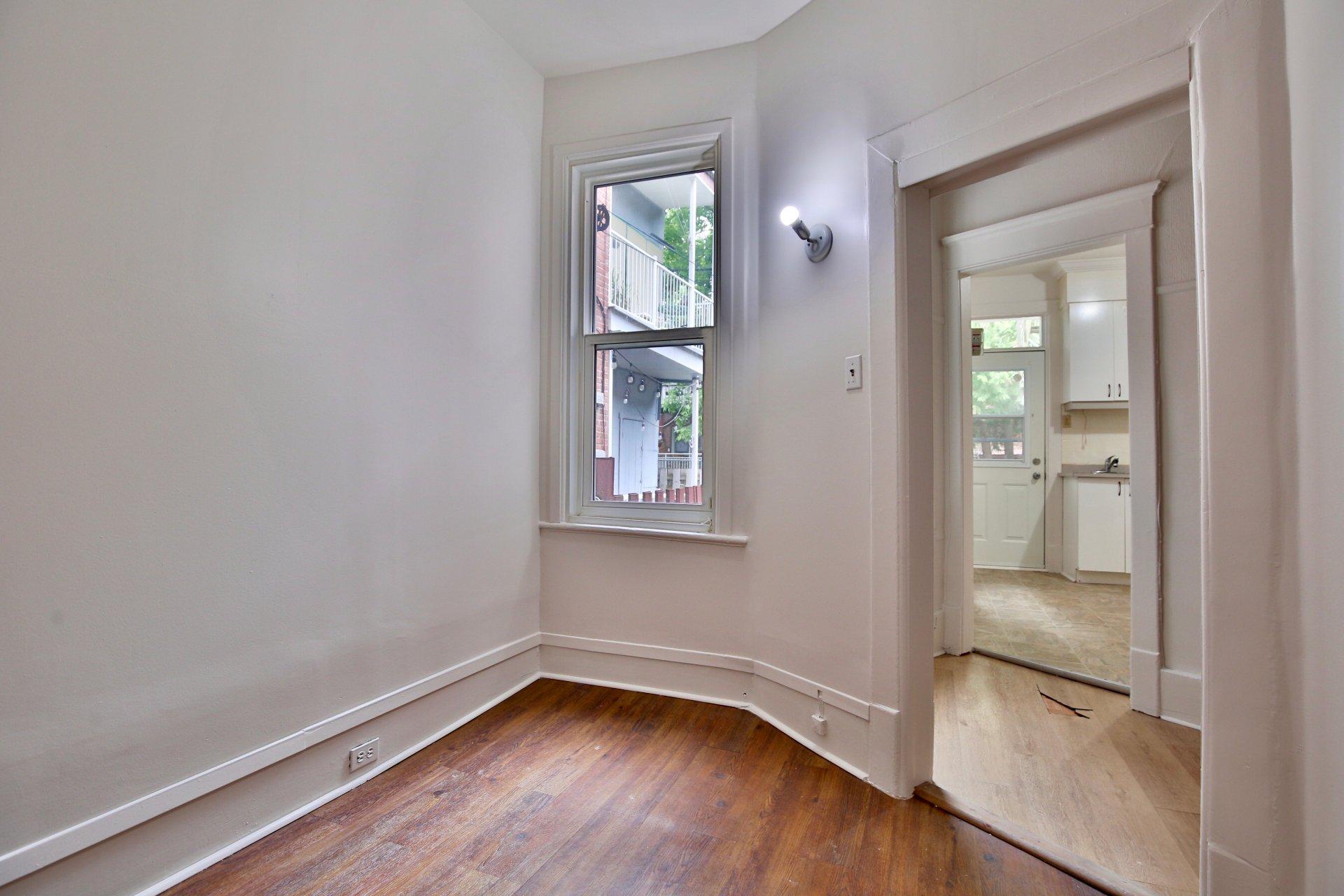 









5493

 - 5497


9e Avenue

,
Montréal (Rosemont/La Petite-Patrie),




QC
H1Y2J2

