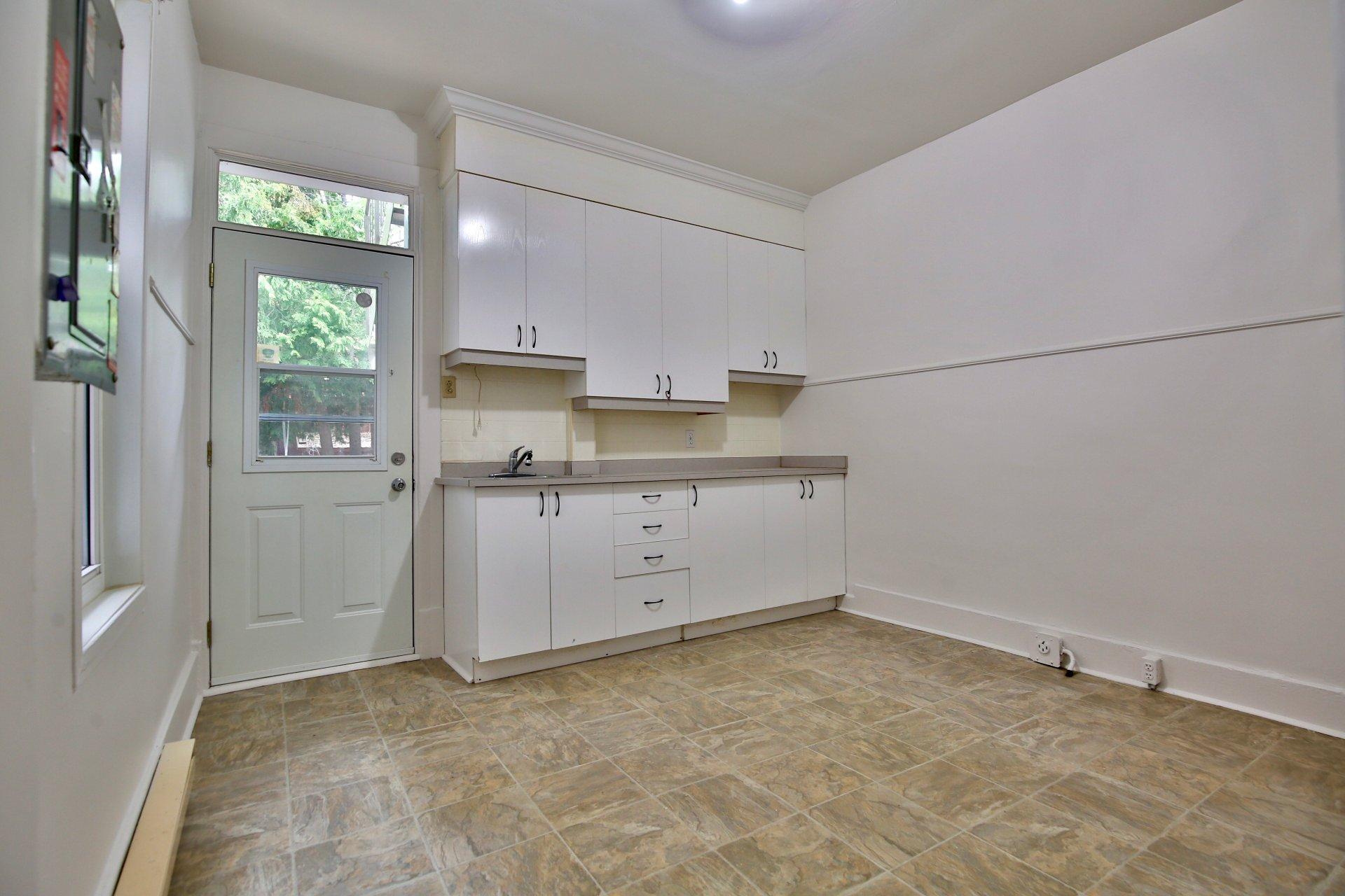 









5493

 - 5497


9e Avenue

,
Montréal (Rosemont/La Petite-Patrie),




QC
H1Y2J2

