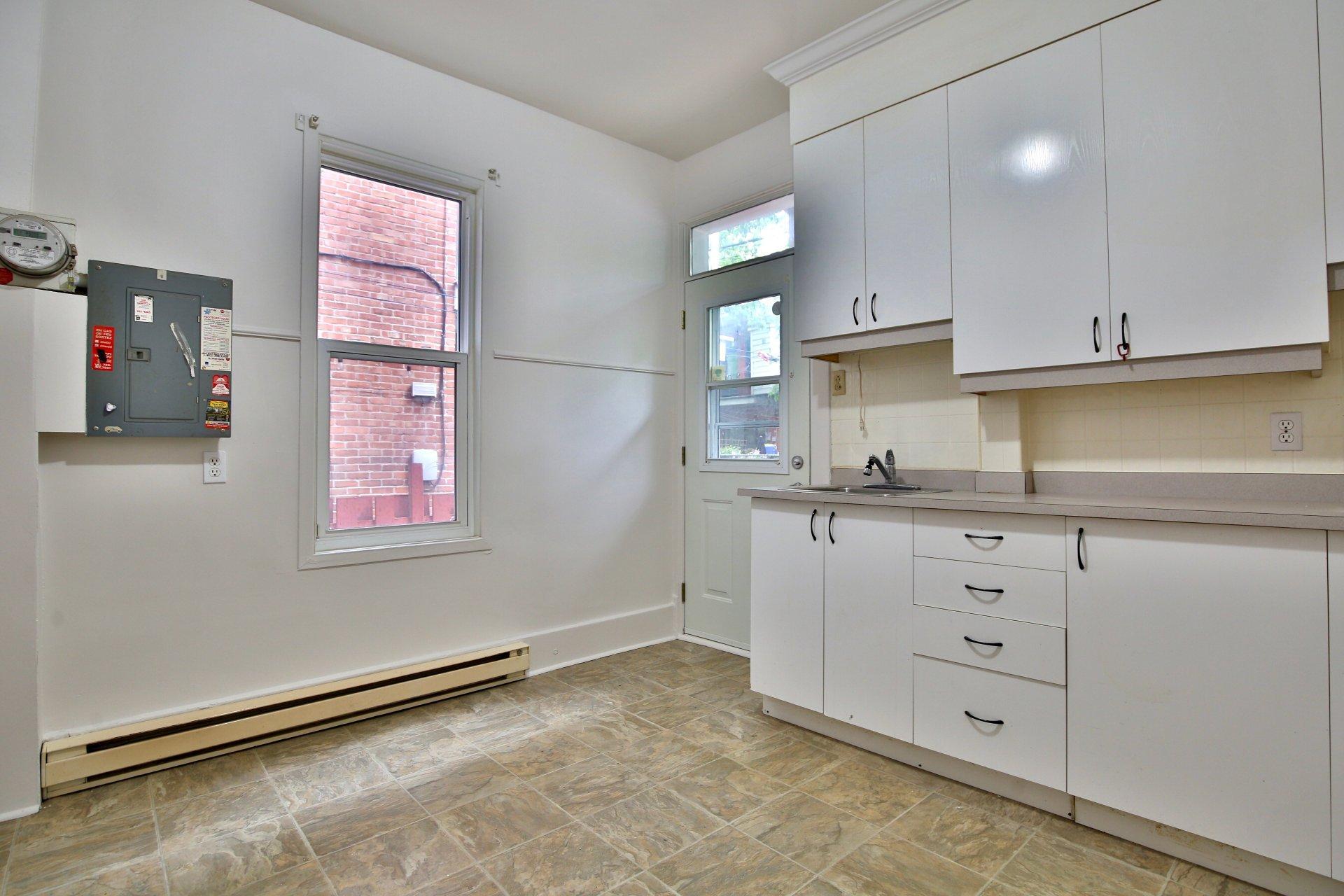 









5493

 - 5497


9e Avenue

,
Montréal (Rosemont/La Petite-Patrie),




QC
H1Y2J2

