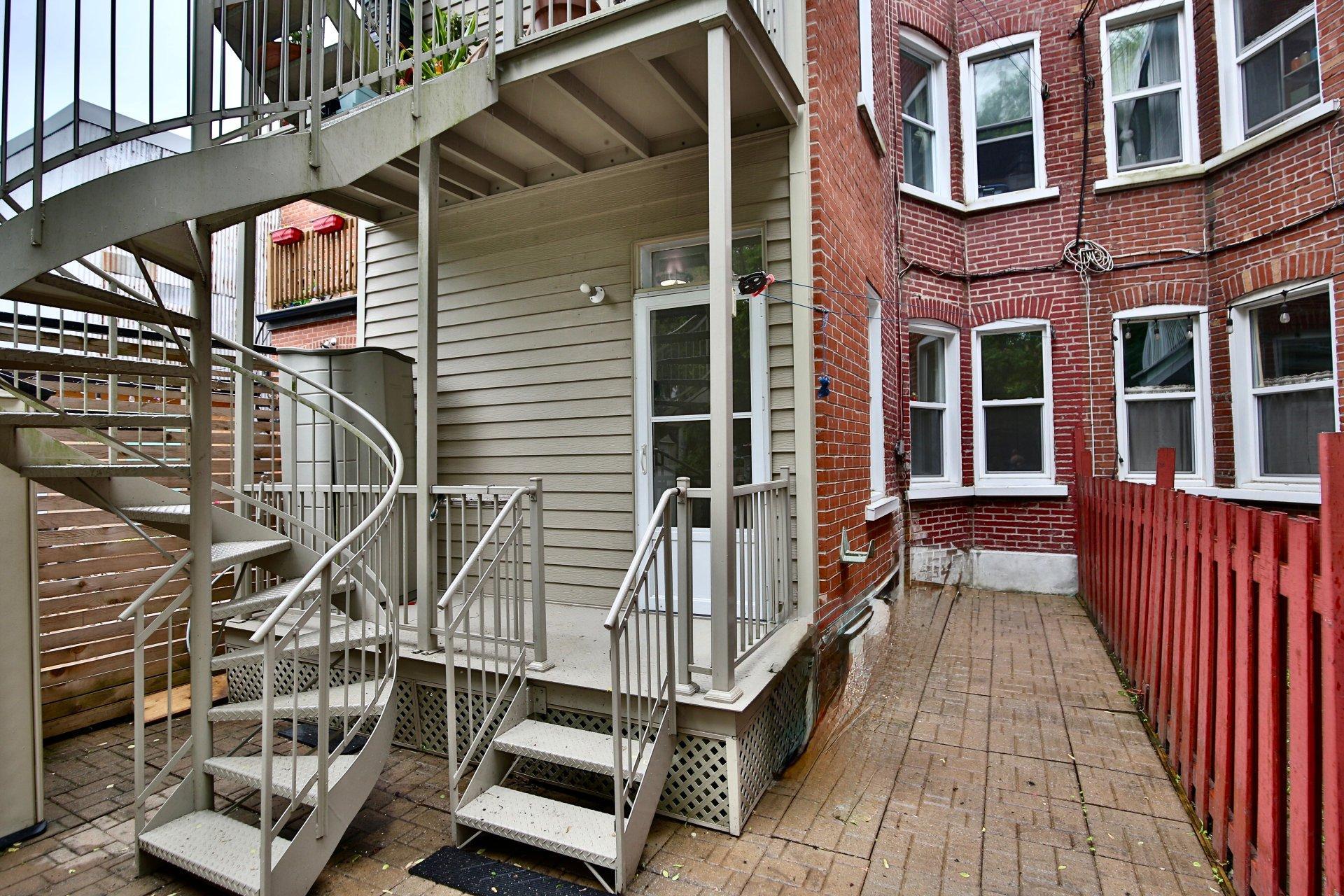 









5493

 - 5497


9e Avenue

,
Montréal (Rosemont/La Petite-Patrie),




QC
H1Y2J2


