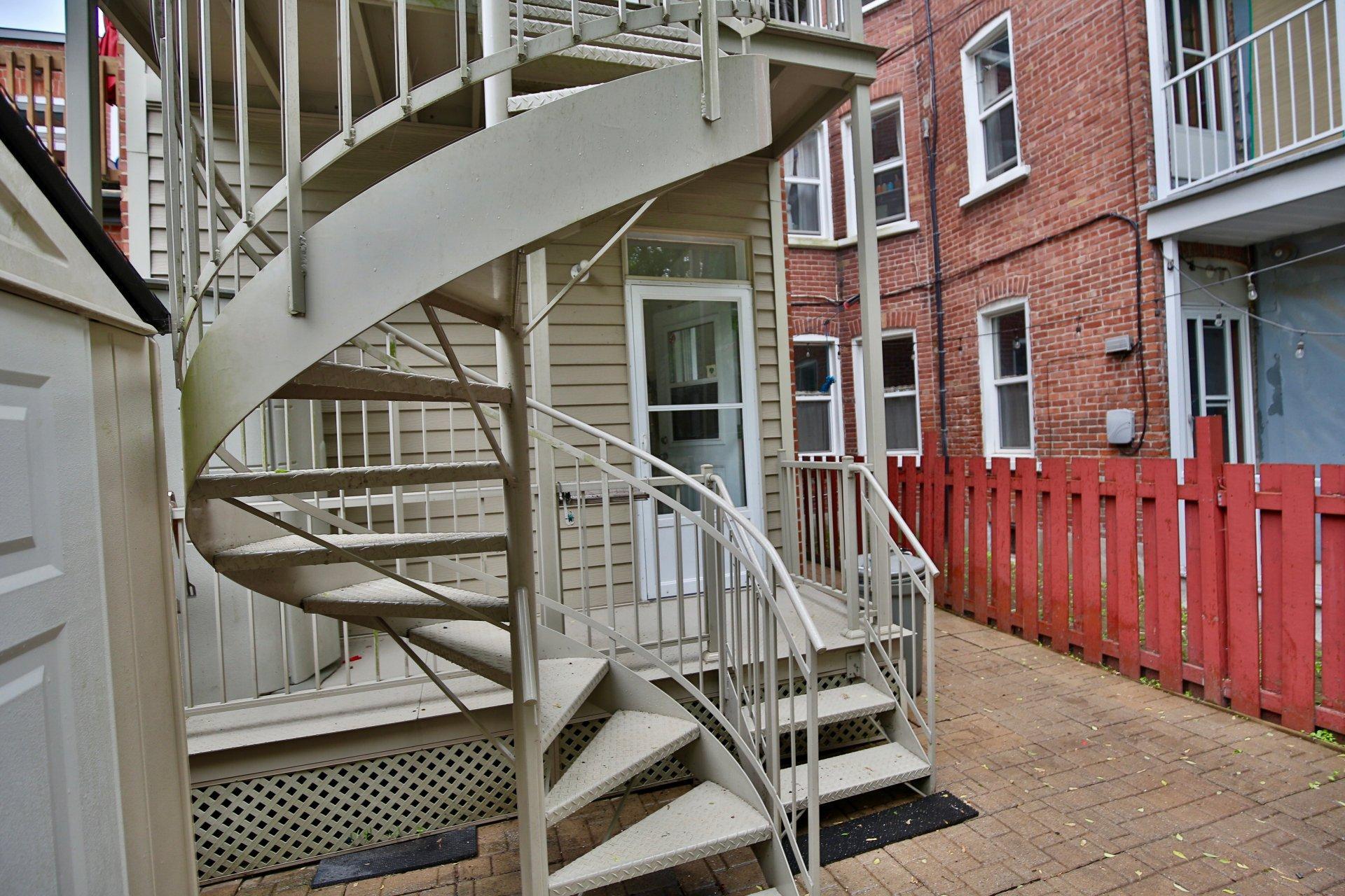 









5493

 - 5497


9e Avenue

,
Montréal (Rosemont/La Petite-Patrie),




QC
H1Y2J2

