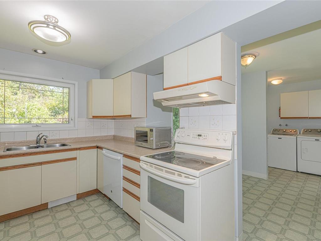 









3715


Blenkinsop

Rd,
Saanich,




BC
V8P 3P2

