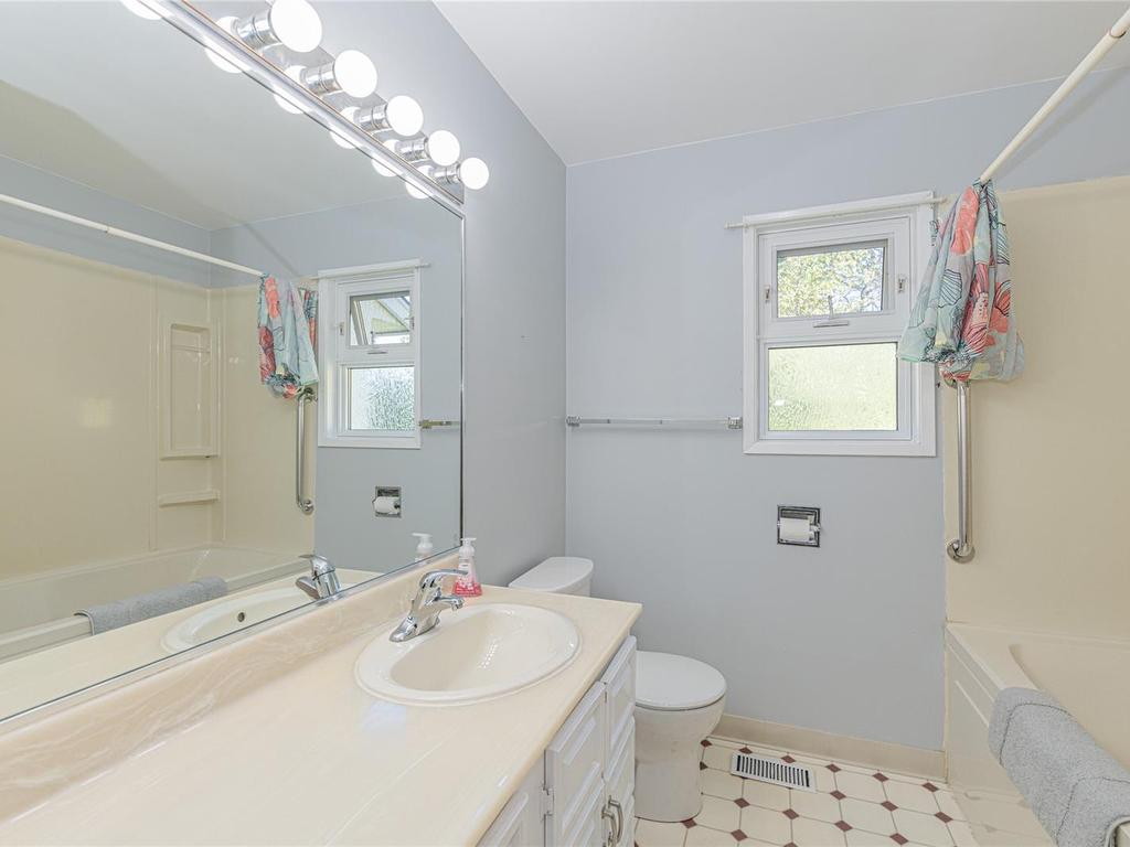 









3715


Blenkinsop

Rd,
Saanich,




BC
V8P 3P2


