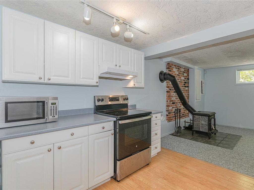 









3715


Blenkinsop

Rd,
Saanich,




BC
V8P 3P2

