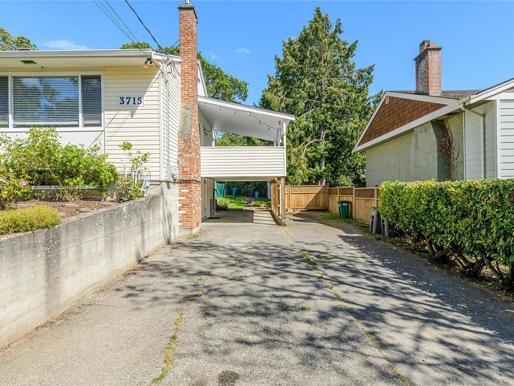 









3715


Blenkinsop

Rd,
Saanich,




BC
V8P 3P2


