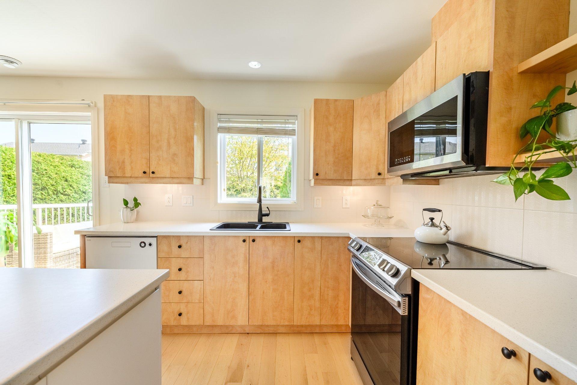 









1385


Boul. du Millénaire

,
Saint-Basile-le-Grand,




QC
J3N1X8


