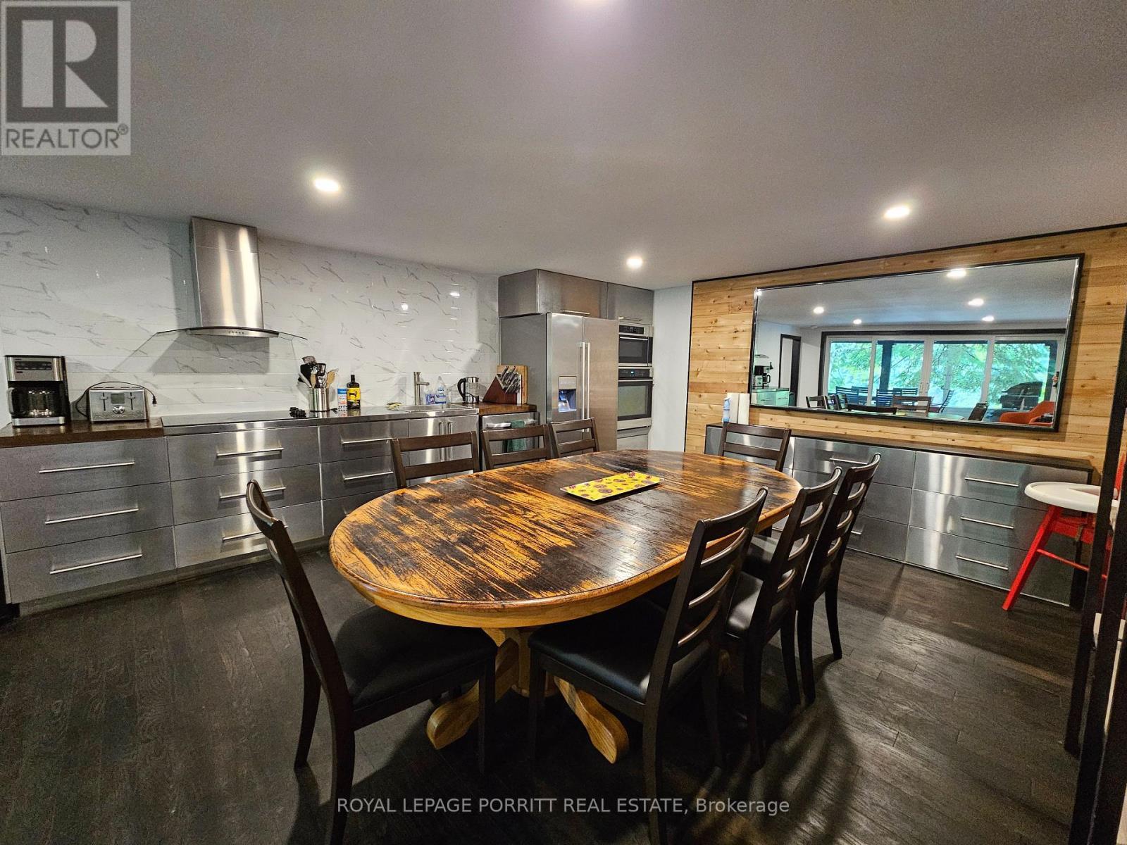 












1015 BAYVIEW POINT ROAD

,
Lake of Bays,




Ontario
P0A1H0

