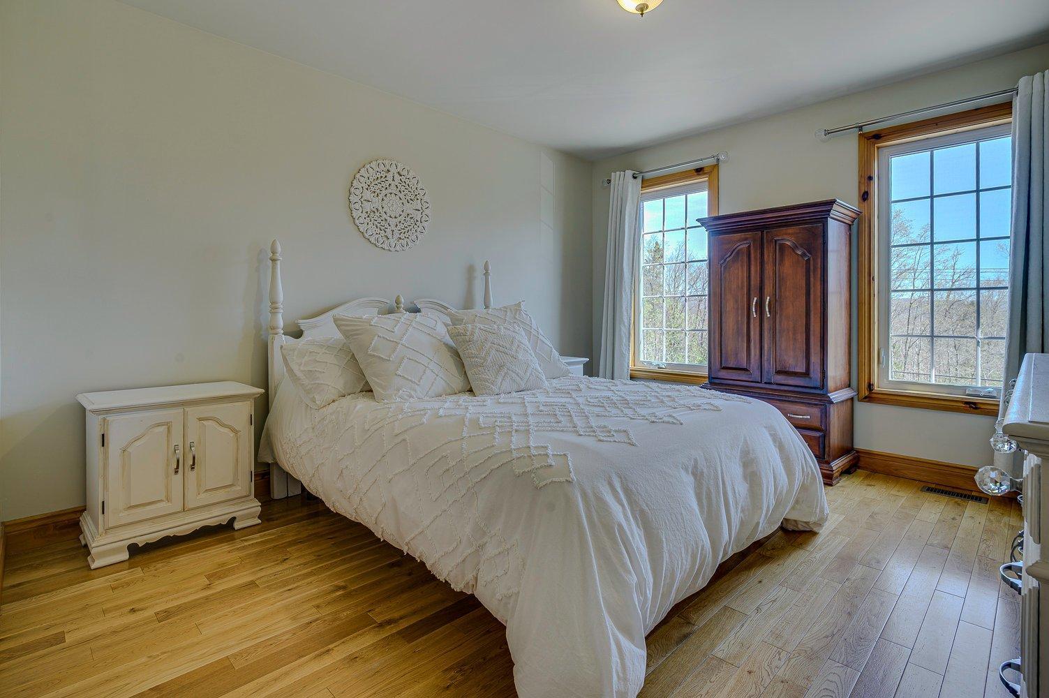 









1215


Ch. Masson

,
Sainte-Marguerite-du-Lac-Masson,




QC
J0T1L0


