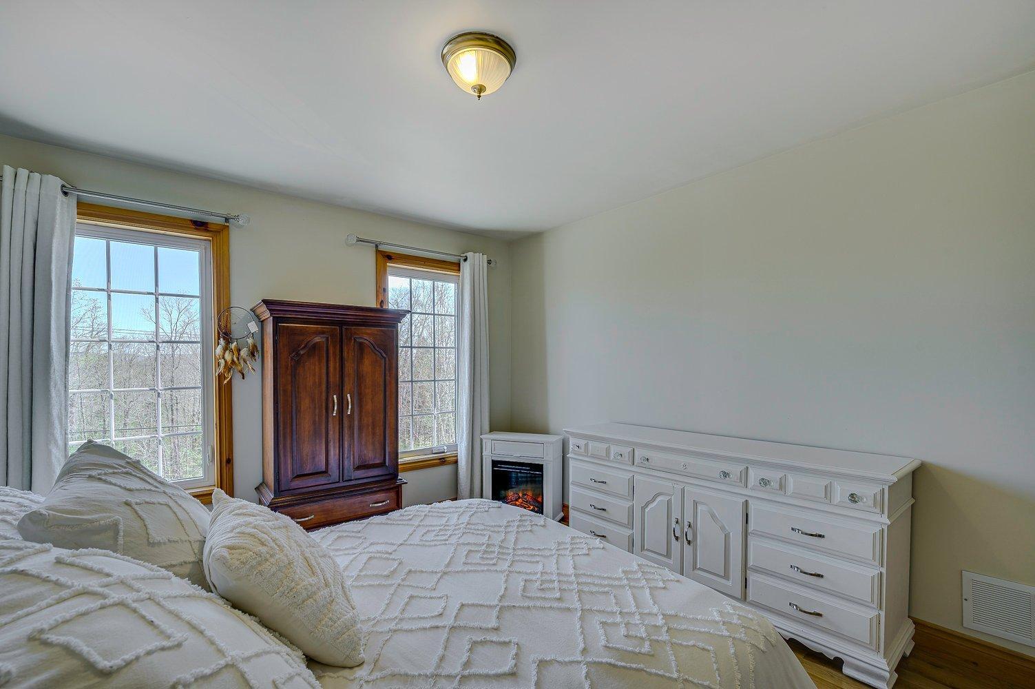 









1215


Ch. Masson

,
Sainte-Marguerite-du-Lac-Masson,




QC
J0T1L0

