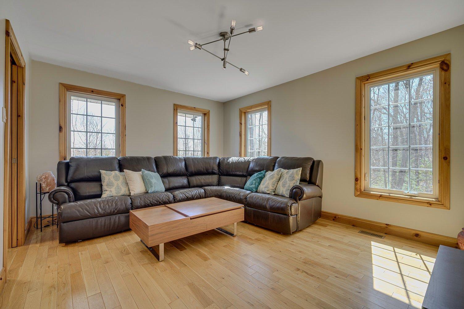 









1215


Ch. Masson

,
Sainte-Marguerite-du-Lac-Masson,




QC
J0T1L0

