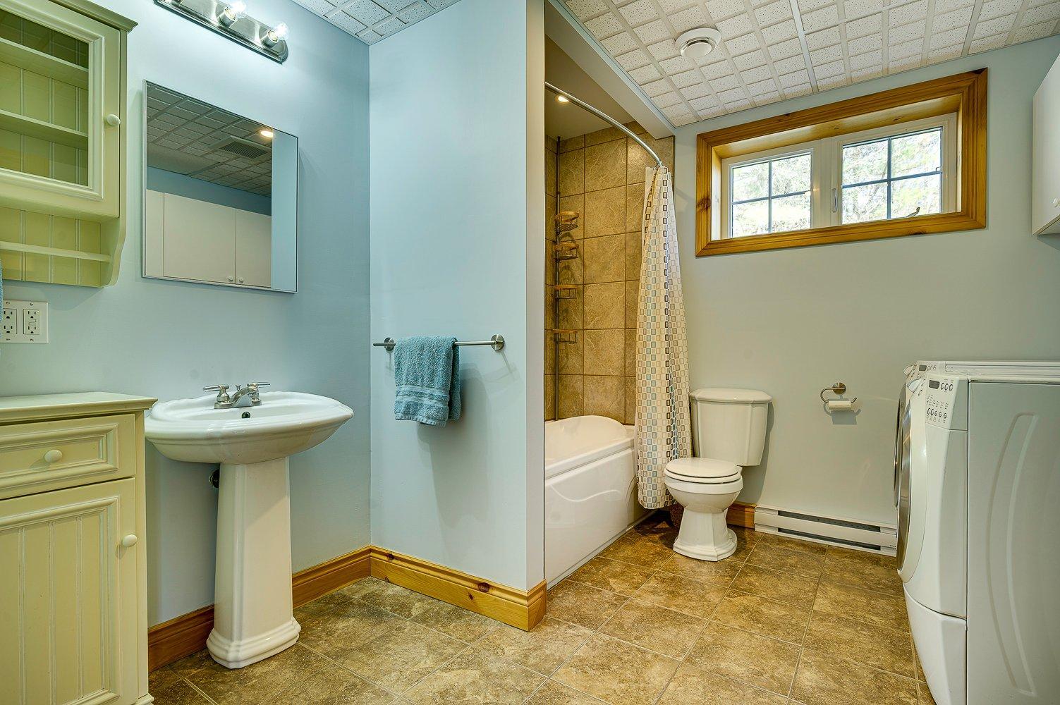 









1215


Ch. Masson

,
Sainte-Marguerite-du-Lac-Masson,




QC
J0T1L0

