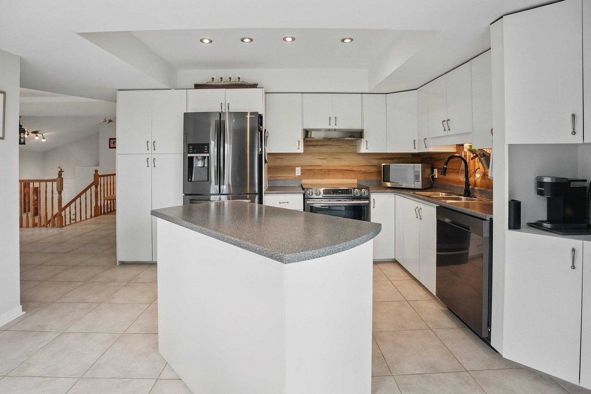 









2


Av. de la Citadelle

, 3,
Gatineau (Hull),




QC
J8Z3M4

