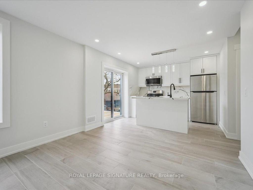 









647


Shaw

Street, Upper,
Toronto,




ON
M6G 3L8

