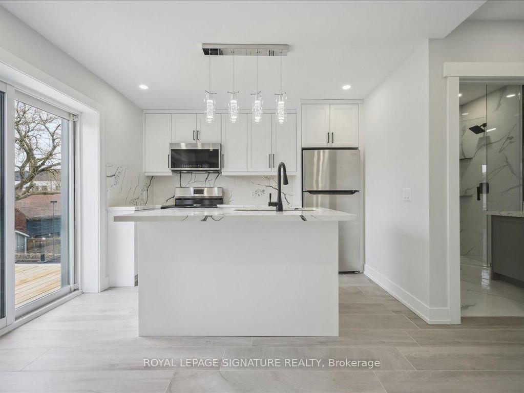 









647


Shaw

Street, Upper,
Toronto,




ON
M6G 3L8


