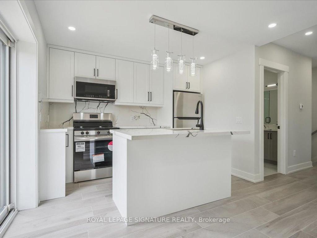 









647


Shaw

Street, Upper,
Toronto,




ON
M6G 3L8

