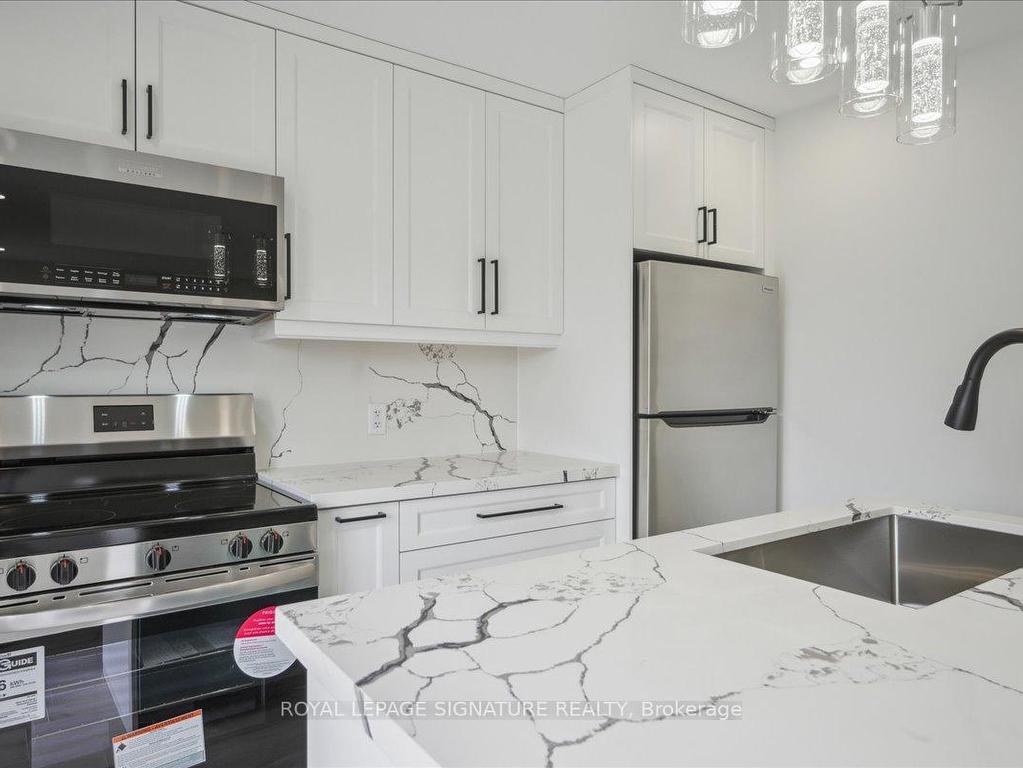 









647


Shaw

Street, Upper,
Toronto,




ON
M6G 3L8

