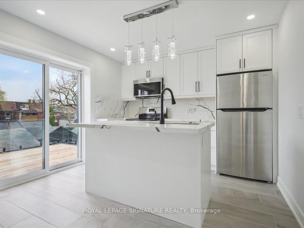 









647


Shaw

Street, Upper,
Toronto,




ON
M6G 3L8

