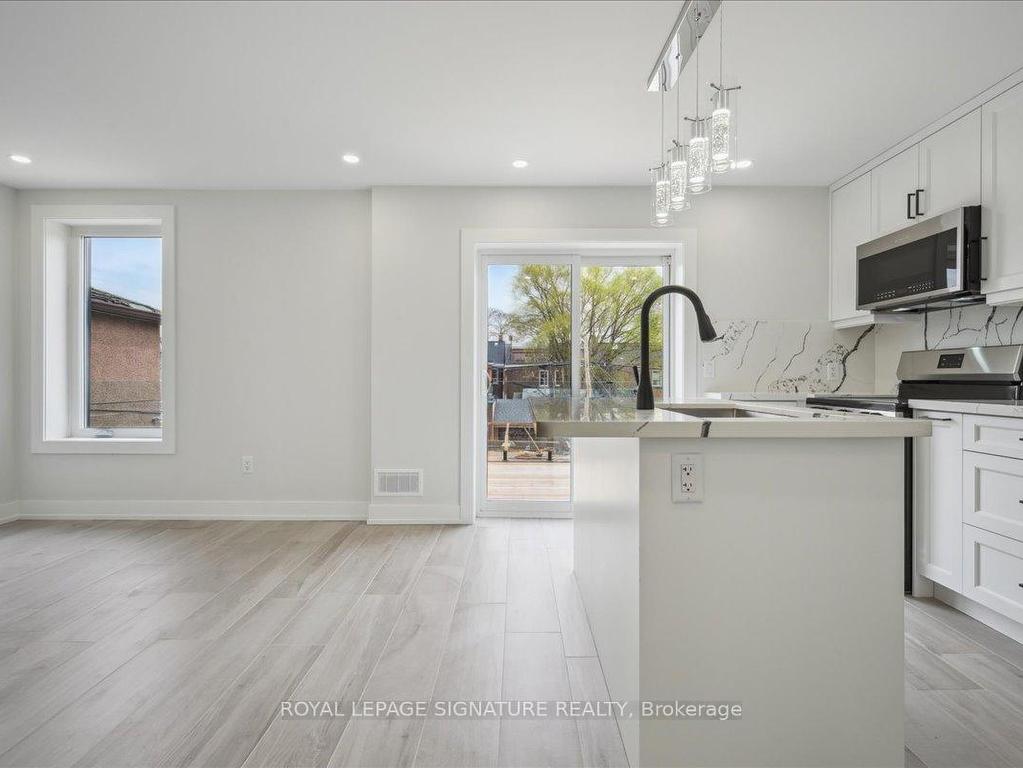 









647


Shaw

Street, Upper,
Toronto,




ON
M6G 3L8

