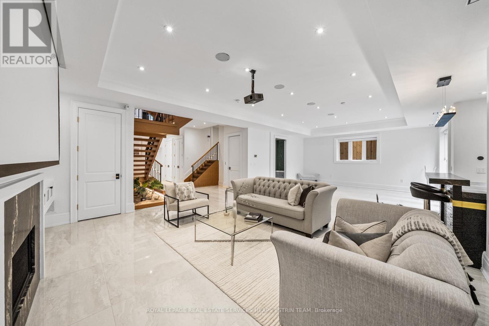 












148 MUNRO BOULEVARD

,
Toronto,




Ontario
M2P1C8


