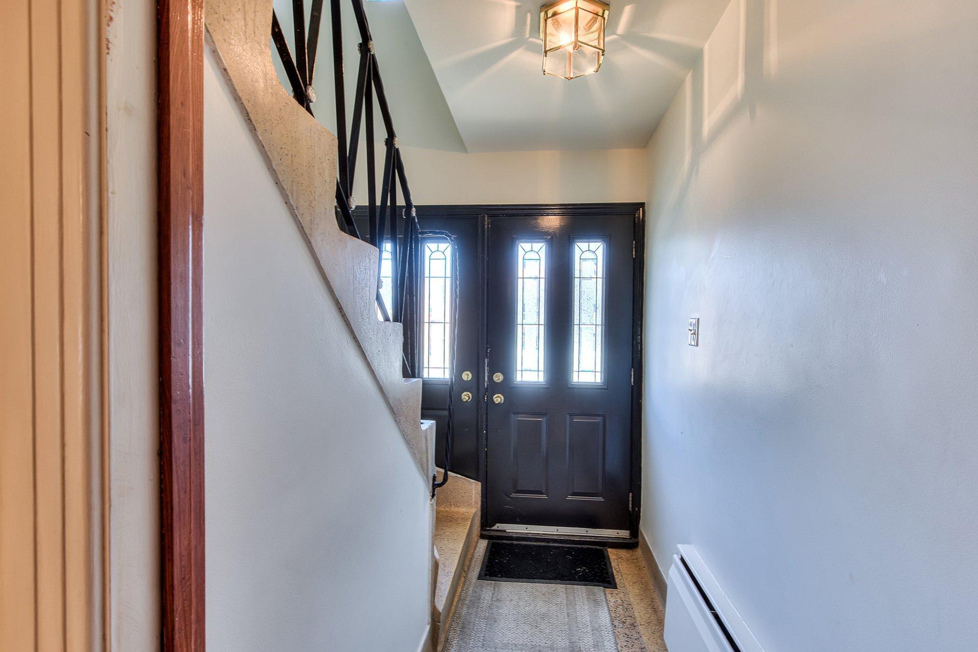 









2122


Rue Guertin

,
Montréal (Saint-Laurent),




QC
H4L4E4

