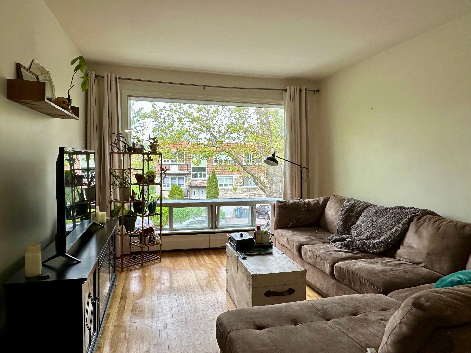 









2122


Rue Guertin

,
Montréal (Saint-Laurent),




QC
H4L4E4

