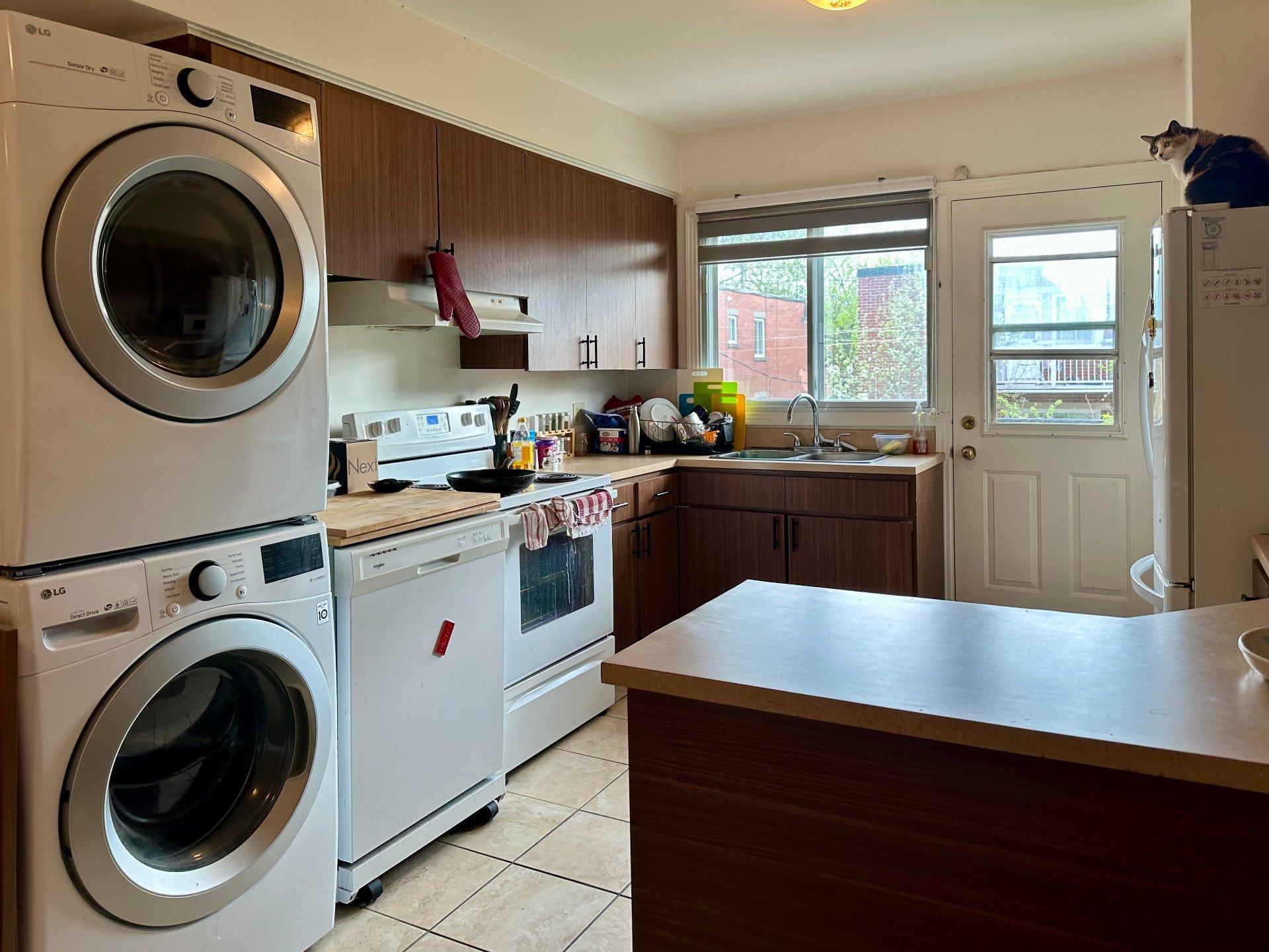 









2122


Rue Guertin

,
Montréal (Saint-Laurent),




QC
H4L4E4


