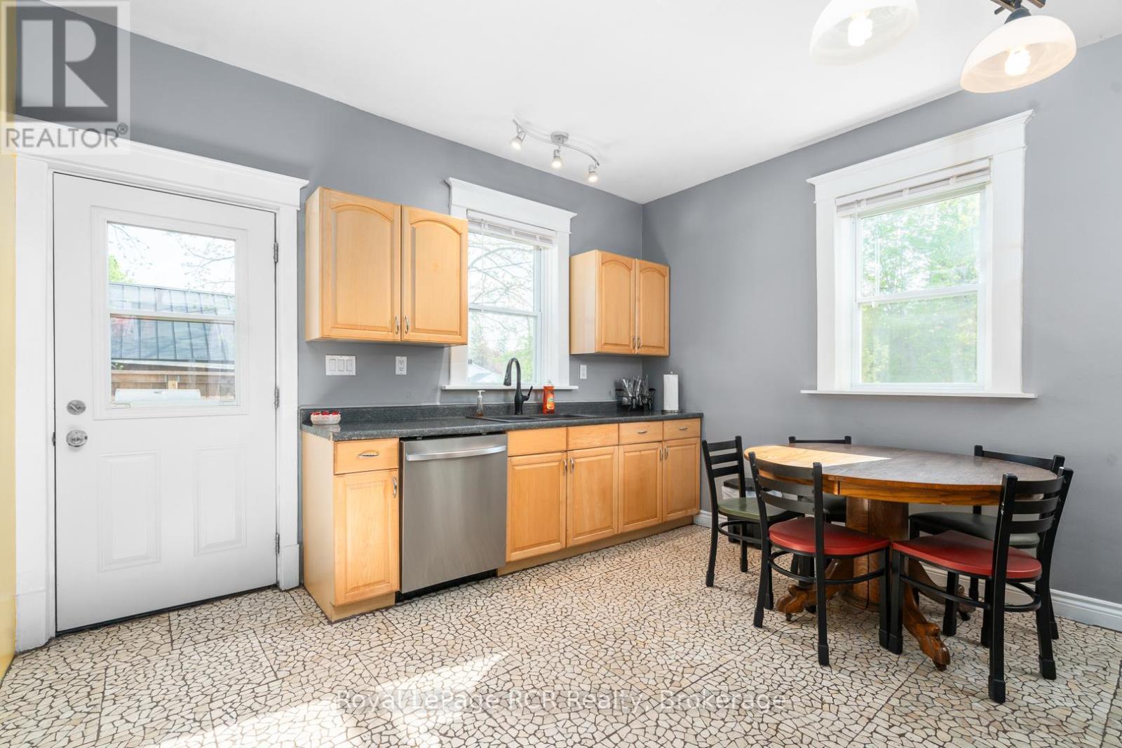 












463 12TH STREET

,
Hanover,




Ontario
N4N1W1

