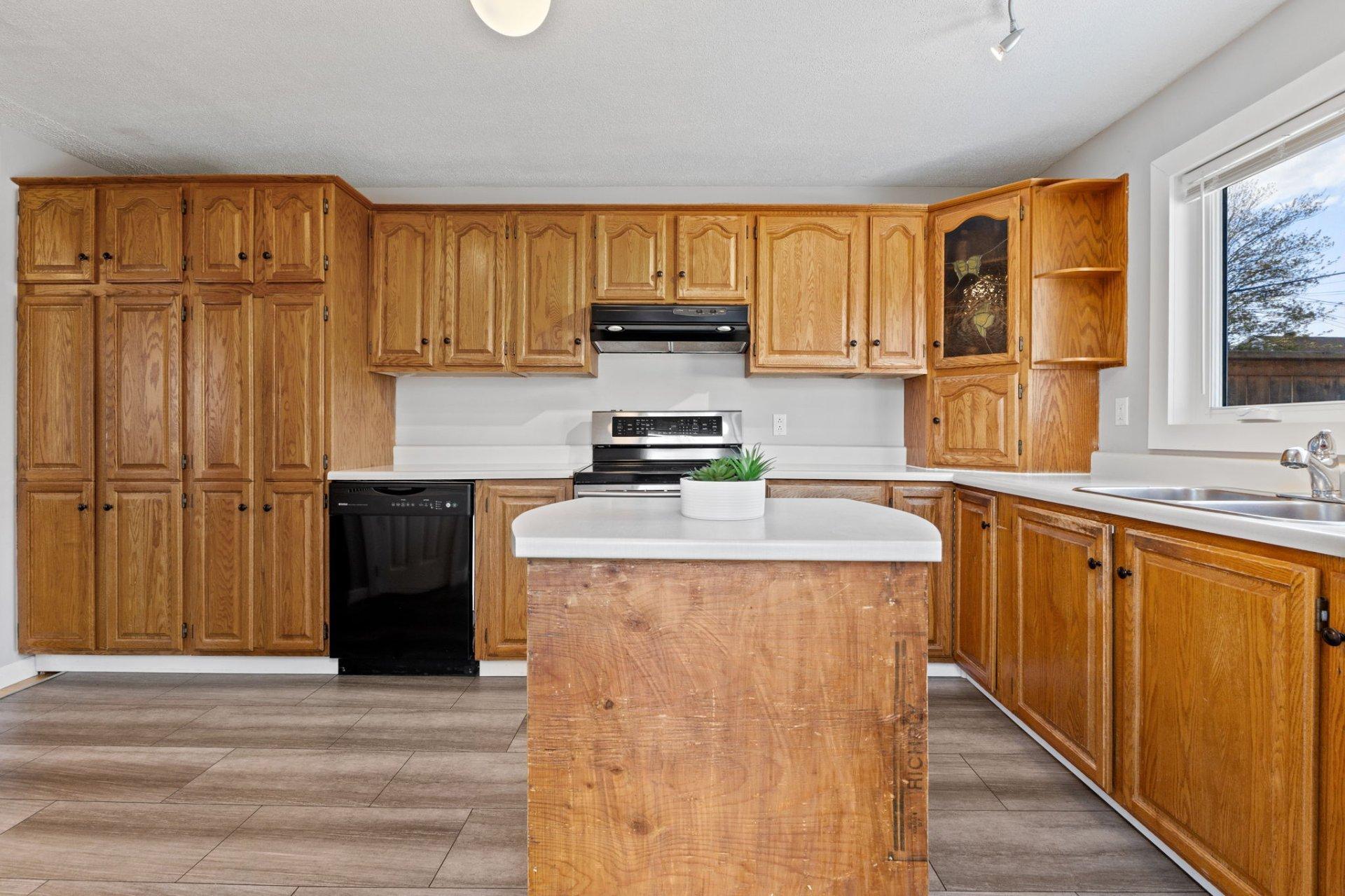 









108


Rue Sherbrooke

,
Gatineau (Hull),




QC
J8Y2L1

