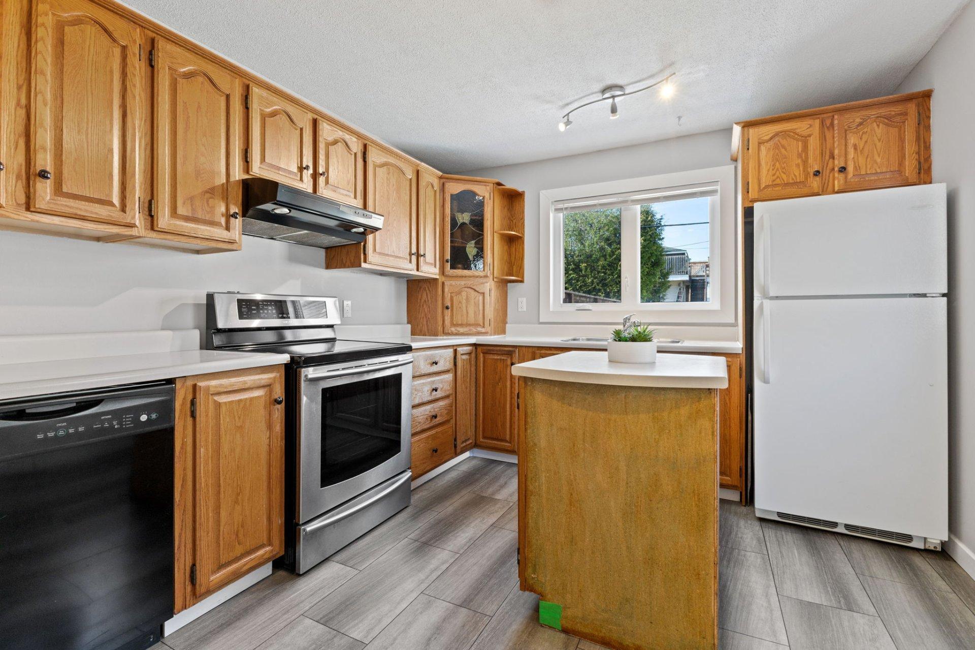









108


Rue Sherbrooke

,
Gatineau (Hull),




QC
J8Y2L1

