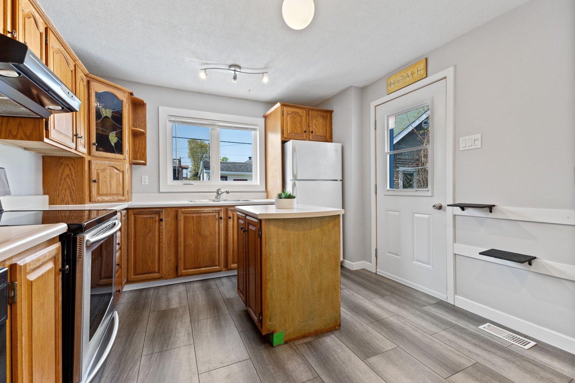 









108


Rue Sherbrooke

,
Gatineau (Hull),




QC
J8Y2L1


