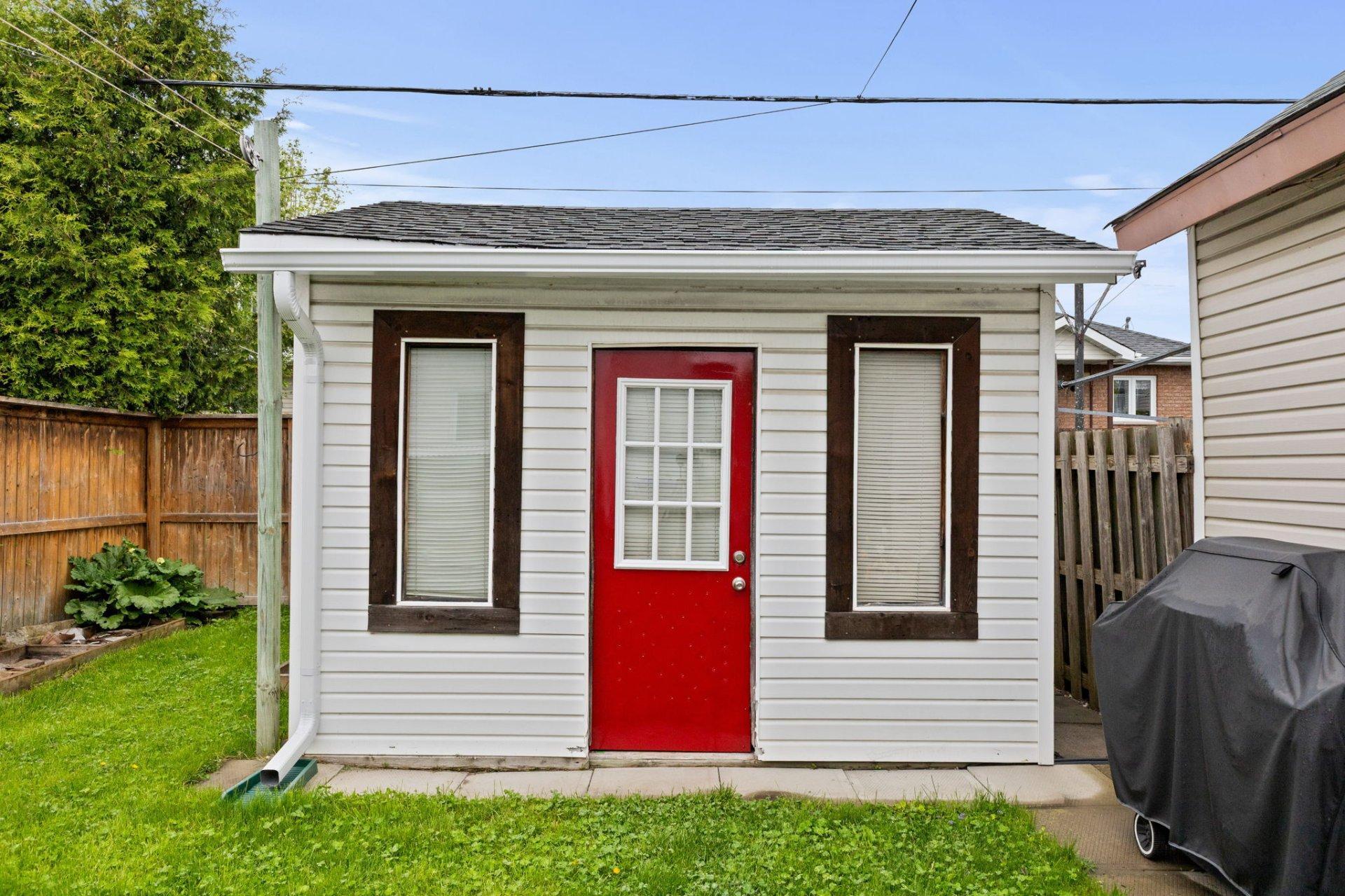 









108


Rue Sherbrooke

,
Gatineau (Hull),




QC
J8Y2L1

