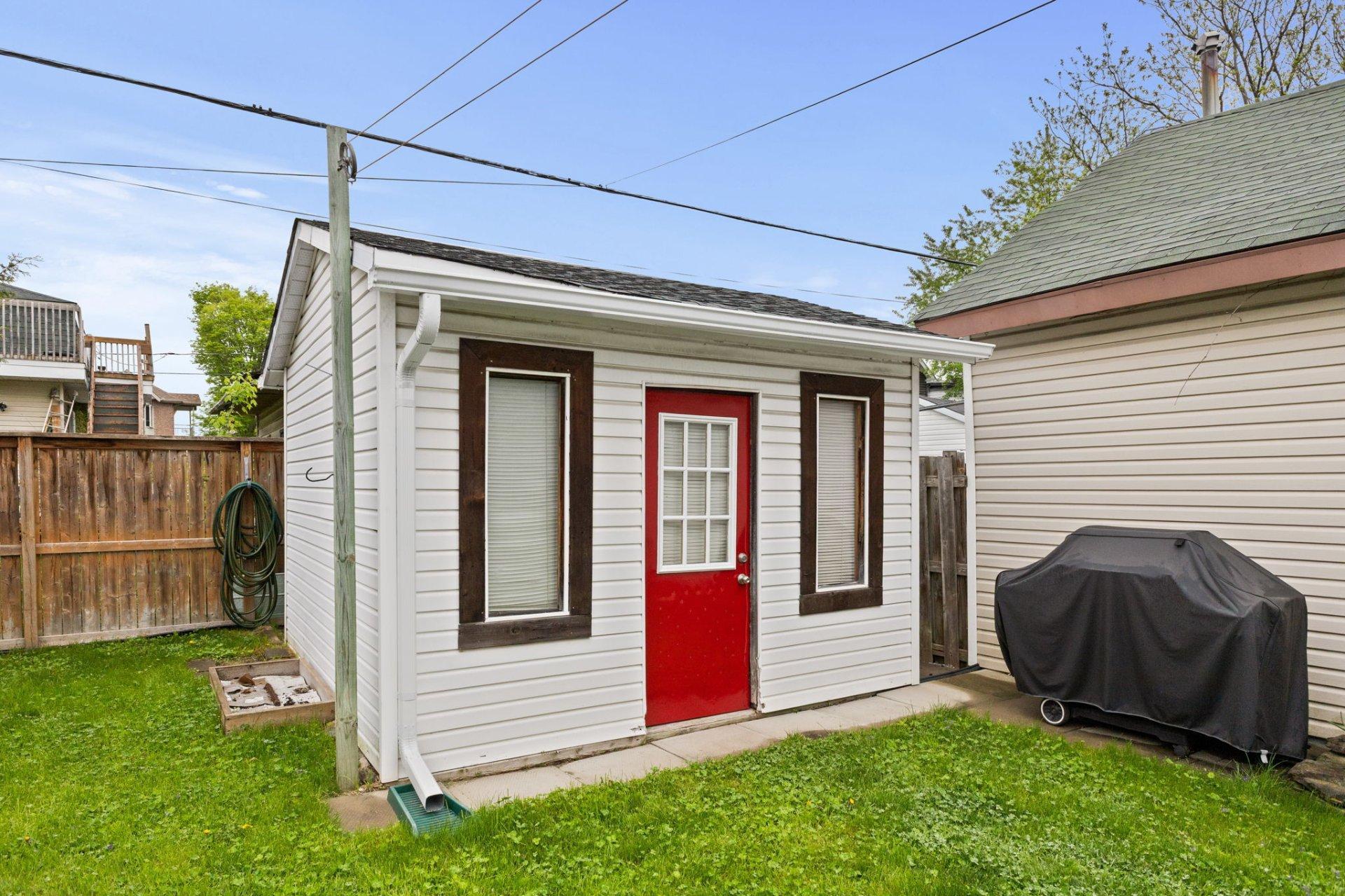 









108


Rue Sherbrooke

,
Gatineau (Hull),




QC
J8Y2L1

