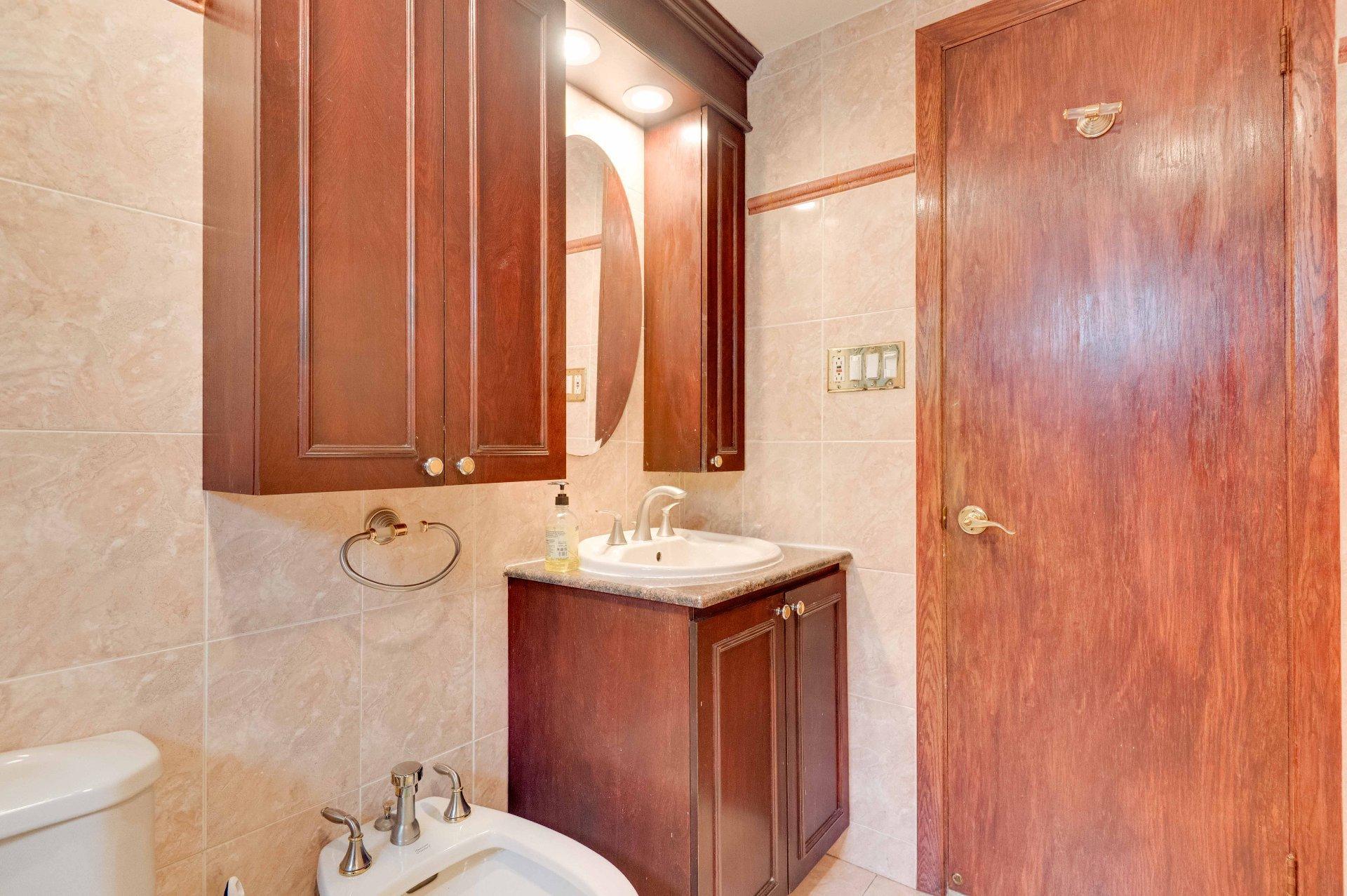 









8195

 - 8197


Rue de l'Aunis

,
Montréal (Saint-Léonard),




QC
H1R2N1

