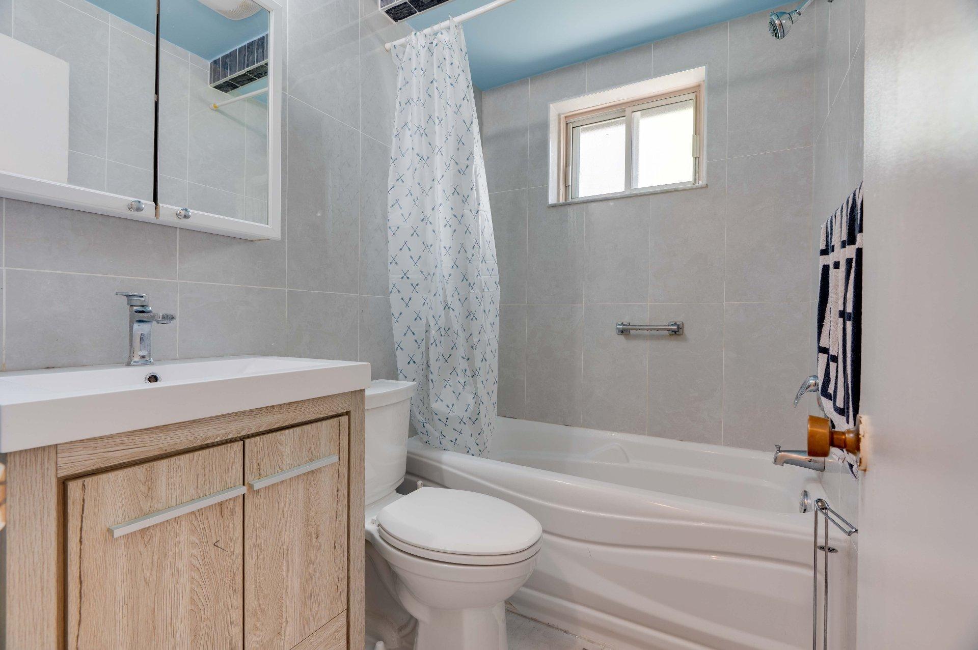 









8195

 - 8197


Rue de l'Aunis

,
Montréal (Saint-Léonard),




QC
H1R2N1

