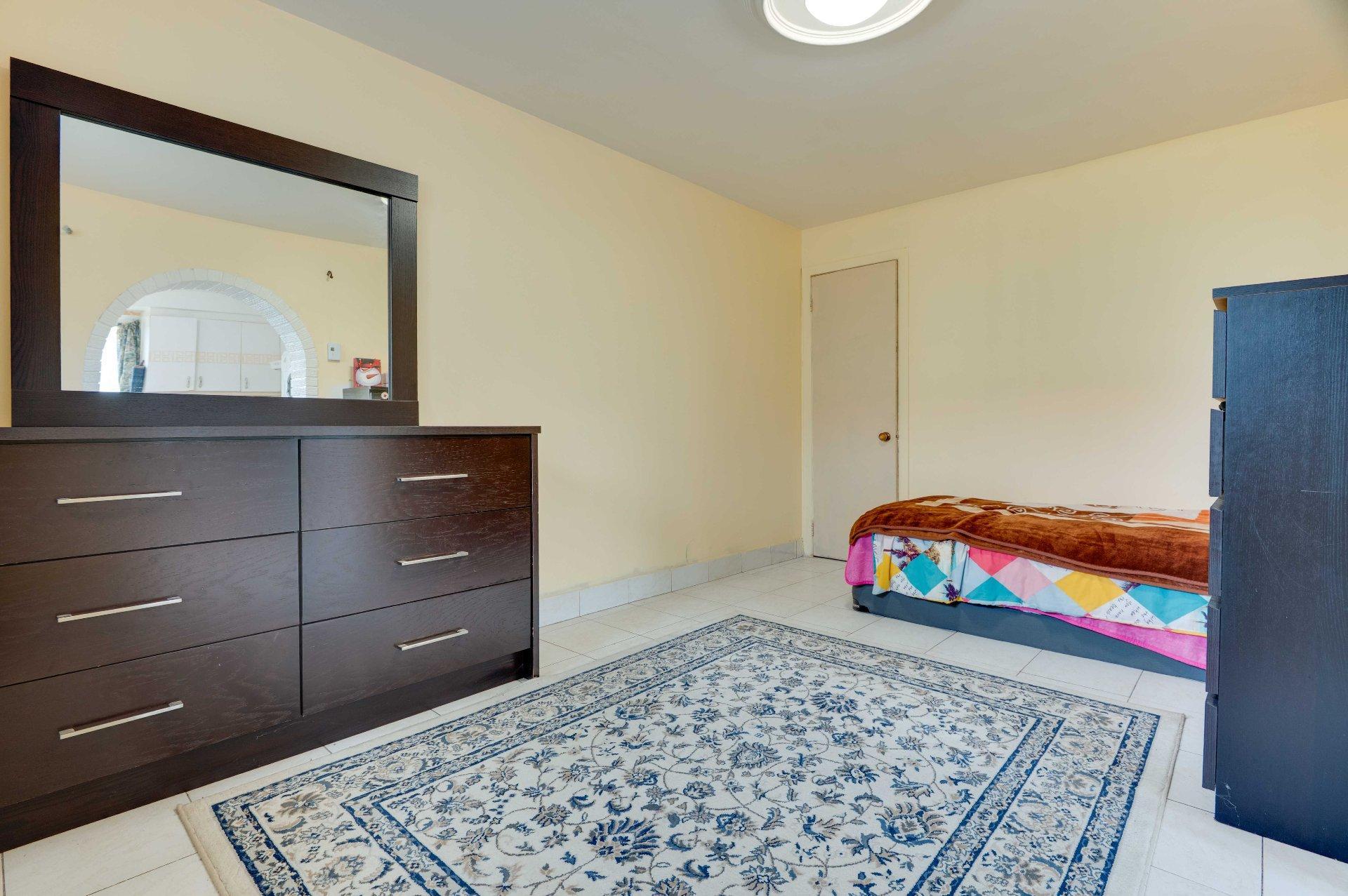 









8195

 - 8197


Rue de l'Aunis

,
Montréal (Saint-Léonard),




QC
H1R2N1


