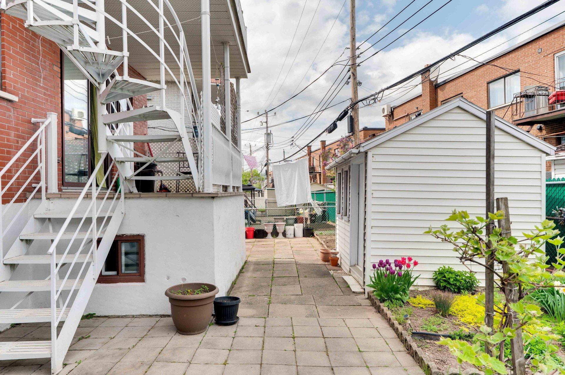 









8195

 - 8197


Rue de l'Aunis

,
Montréal (Saint-Léonard),




QC
H1R2N1

